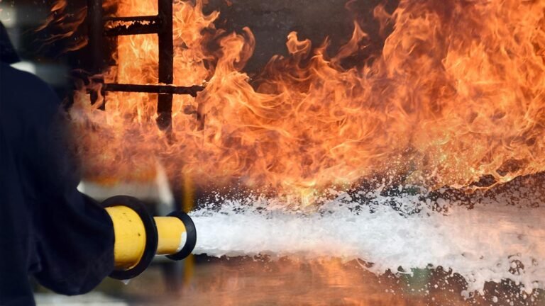 Camión cisterna explota y genera fuerte incendio en Panamá