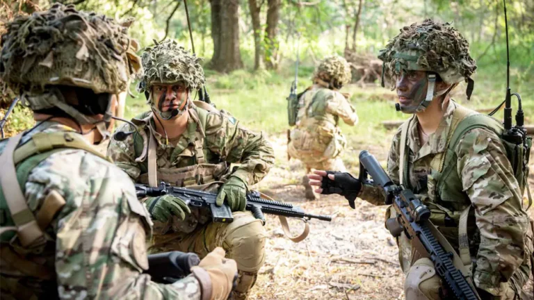 Ya inició el Servicio Militar Obligatorio para hombres y mujeres nacidos en 2008: será únicamente por tres meses