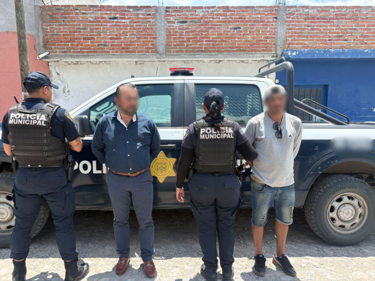Detienen a dos masculinos por desobediencia y resistencia de particulares