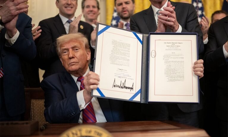 Firma Trump orden ejecutiva contra créditos a inmigrantes