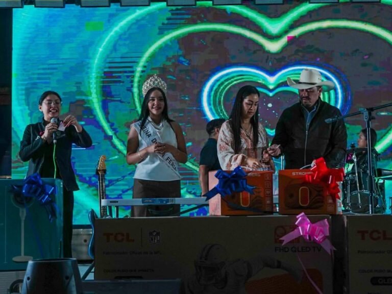 Con música y regalos, celebran a las madres de Pedro Escobedo en emotivo festejo
