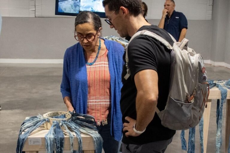 Llega Aline González al CAE con su muestra Guardianes del Añil