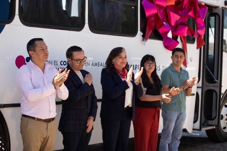Patronato UAQ dona autobús para fortalecer transporte universitario en Amealco