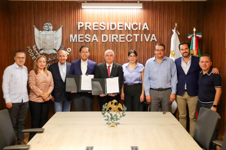 Josué Guerrero entrega iniciativa de ley ante la Mesa Directiva del Congreso local