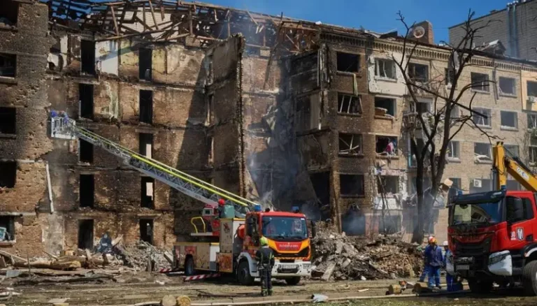 Ataca Rusia a Kiev con drones y misiles