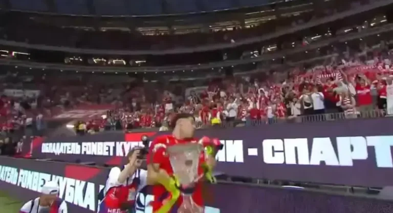 Pablo Solari rompe trofeo del Spartak Moscú en pleno festejo y se vuelve viral