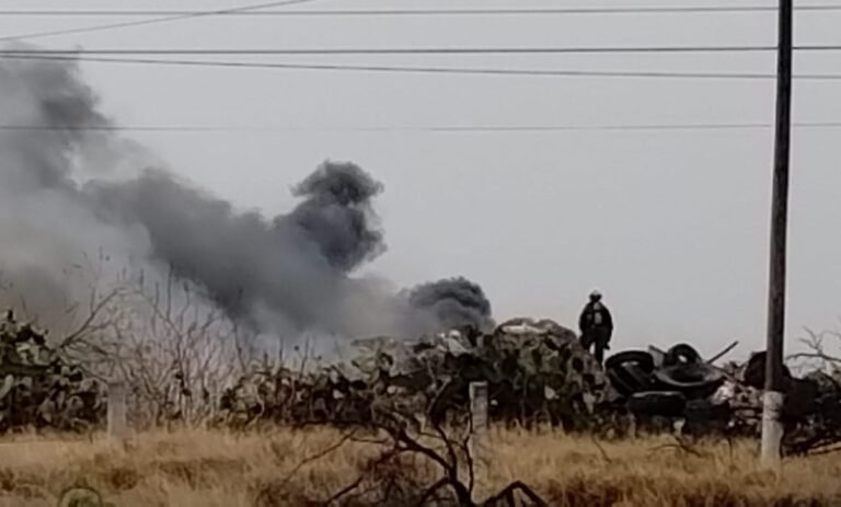 Incendio consume llantas en tiradero clandestino de Corregidora