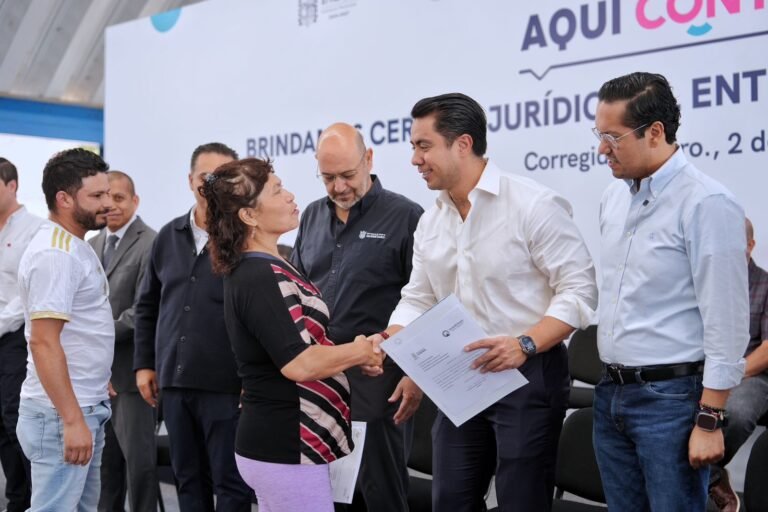 Asiste Felifer Macías a la entrega de escrituras públicas