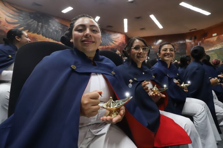 Comienza nueva etapa profesional para 59 estudiantes de Enfermería de la UAQ