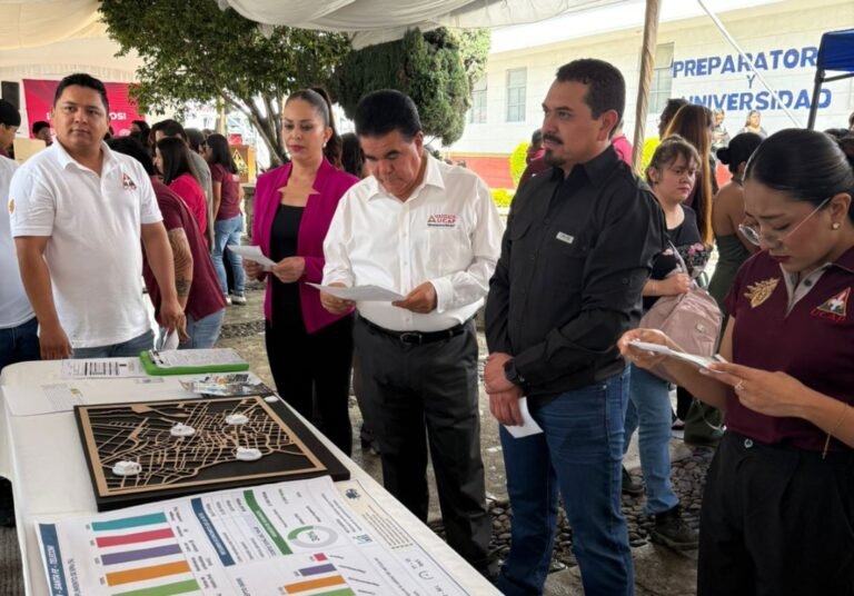 Expo UCAP 2026 exhibe proyectos estudiantiles; alcalde de Pedro Escobedo destaca el papel de la educación en el desarrollo local