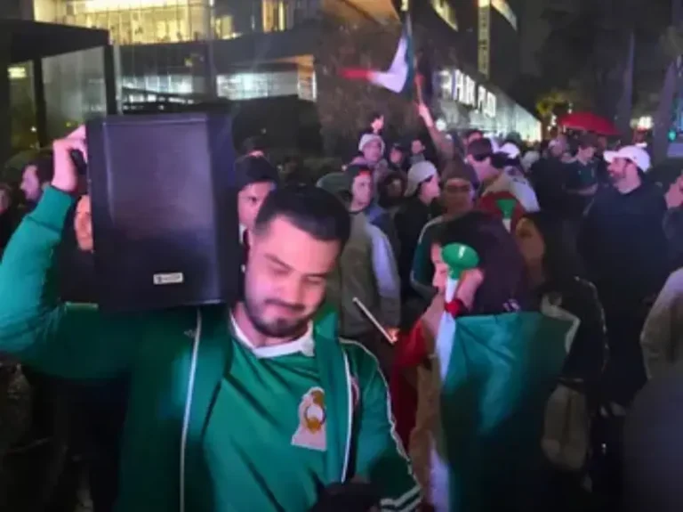 Afición mexicana intenta desvelar a la Selección de Ecuador con ruidosa ‘serenata’