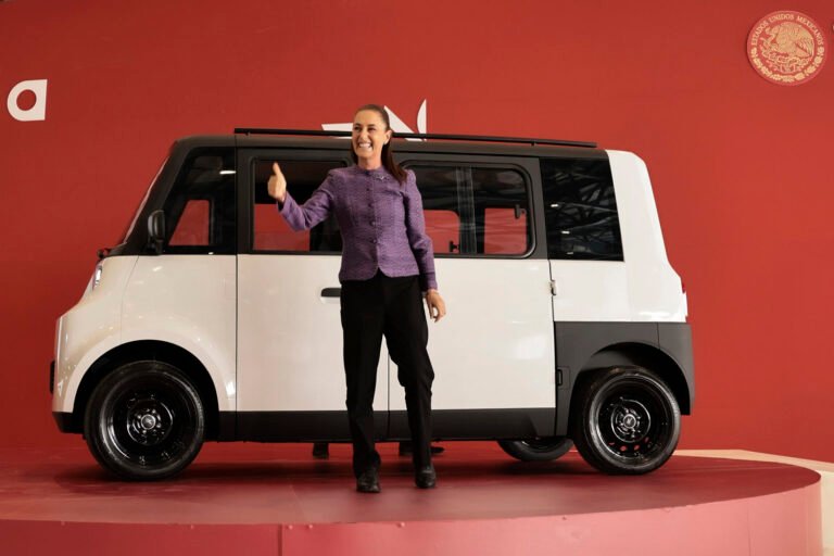 Claudia Sheinbaum presenta el auto eléctrico mexicano Olinia en Zumpango