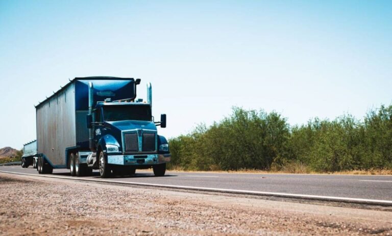 Rescatan a 39 migrantes de tráiler incendiado en Texas