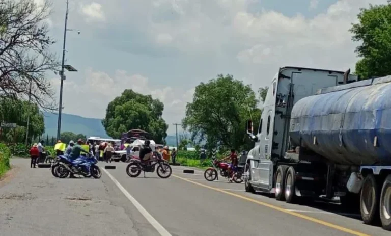 Bloquean carretera estatal 200 en Colón por falta de energía eléctrica en comunidades