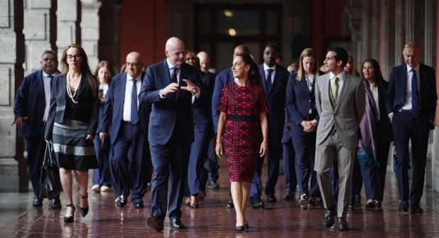 Sheinbaum recibe a Infantino en Palacio Nacional
