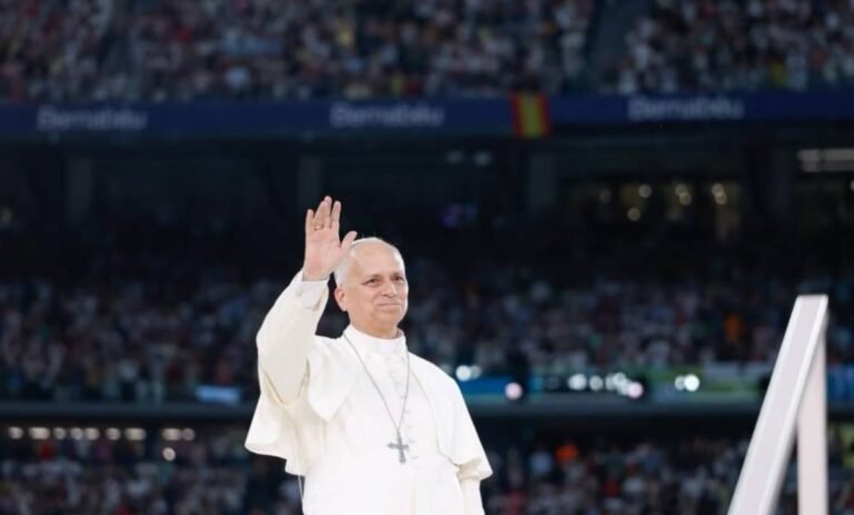 Nombra Real Madrid al papa León XIV socio de honor