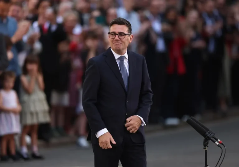 Andy Burnham asume como primer ministro y promete cambios históricos