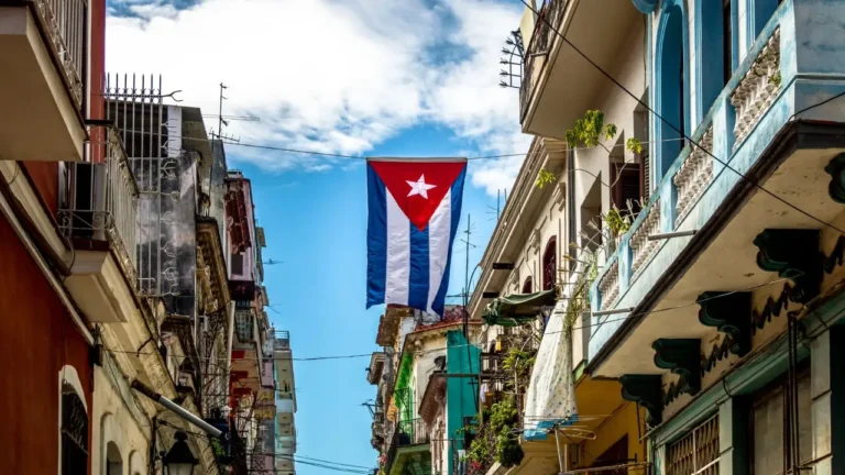 Arriba velero de ONG española con ayuda humanitaria para Cuba