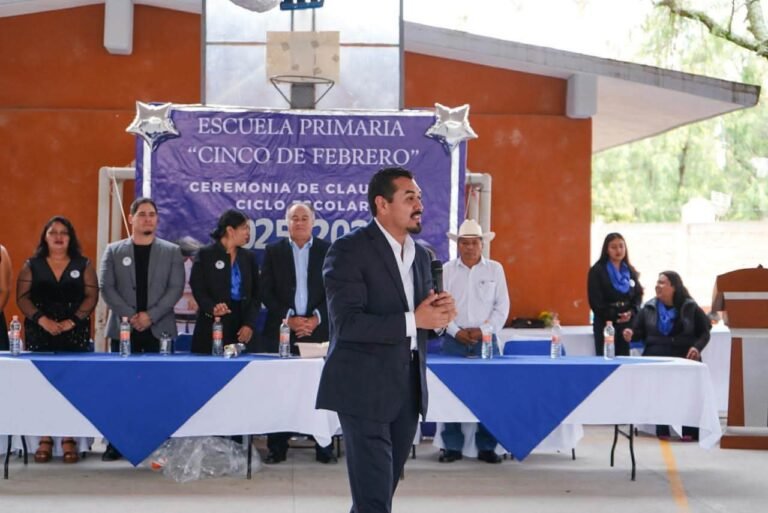 Beto Nava acompaña graduación de alumnos de primaria en Pedro Escobedo