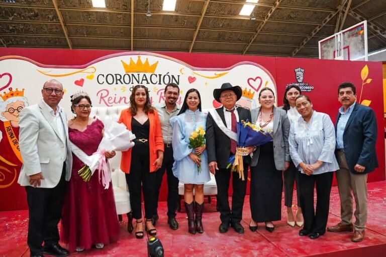 Coronan a Carmen Hernández y Francisco Pérez como Reina y Rey de Oro de Pedro Escobedo