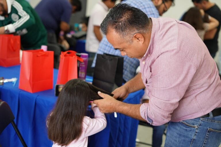En Corregidora, papás aprenden a peinar a sus hijas mientras fortalecen el vínculo familiar