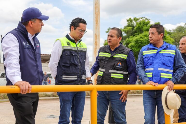 Chepe Guerrero y Eric Gudiño supervisan el funcionamiento del cárcamo de Puerta Real II