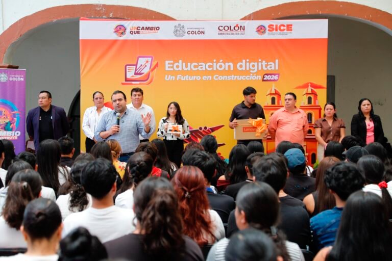 Entrega Gaspar Trueba 127 Tablets y LapTops a Estudiantes de 36 Comunidades