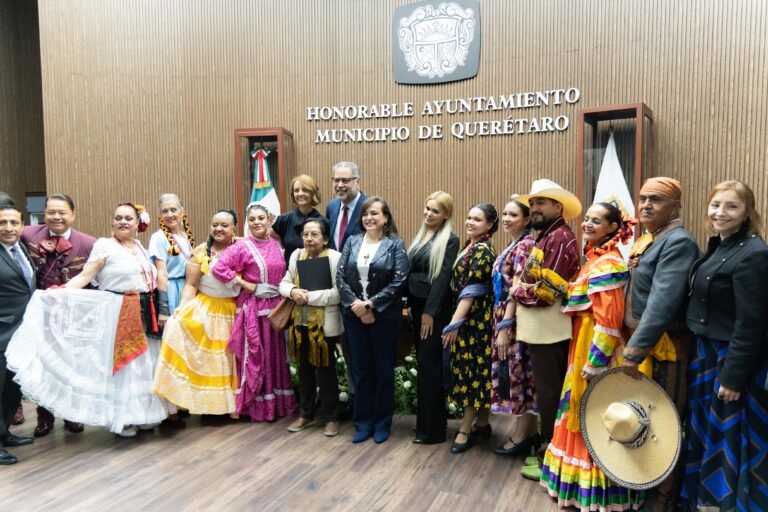 Obtiene Compañía Folklórica UAQla presea “Fray Isidro Félix de Espinosa”