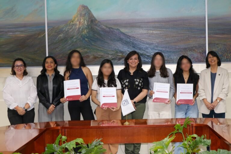 Celebra UAQ logro histórico de jóvenes queretanas en certamen de Matemáticas