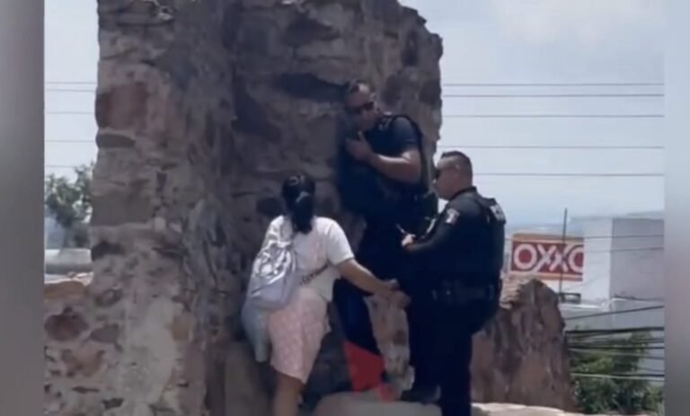 Resguardan a mujer que subió a Los Arcos