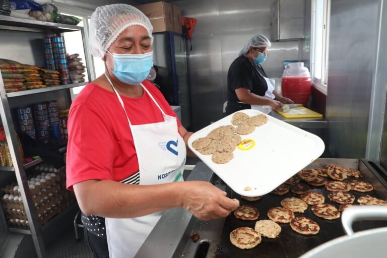 Lleva SEDIF los Comedores Móviles a Ezequiel Montes