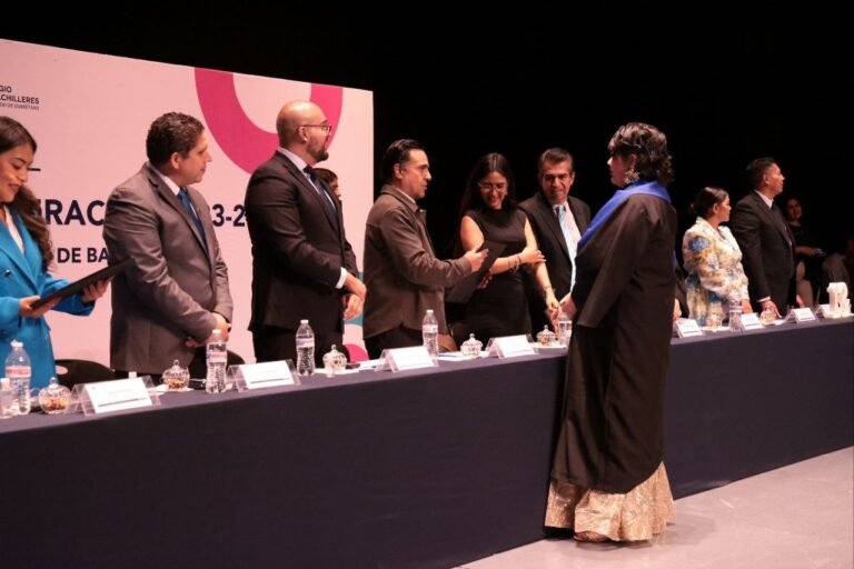 Luis Nava llama a jóvenes a seguir preparándose durante graduación del COBAQ 15