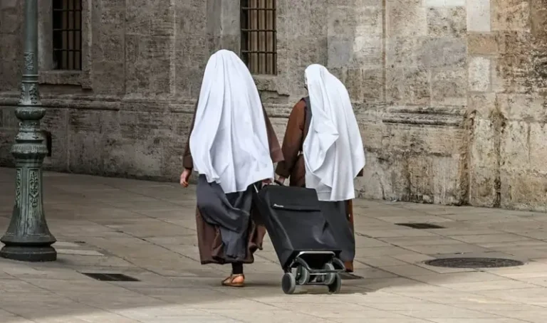Acusan a 7 exmonjas de maltratar a ancianas y vender bienes en España