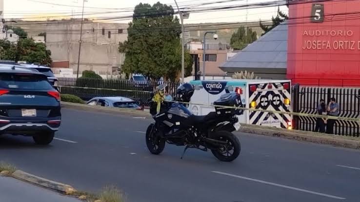 Hombre es localizado sin vida dentro de un vehículo sobre avenida Constituyentes en Querétaro