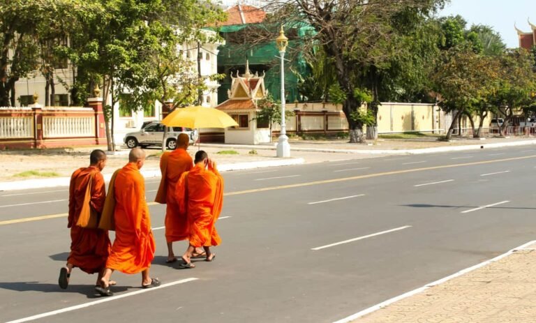 Mueren 8 monjes tras ser atropellados por niño de 11 años en Tailandia
