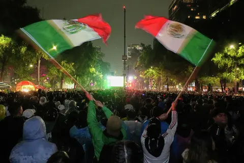 Tres aficionados mueren por asfixia durante los festejos por el triunfo de México ante Ecuador en el Mundial