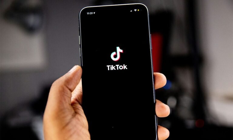 Recibe pareja 21 latigazos por besarse en un live de TikTok en Indonesia