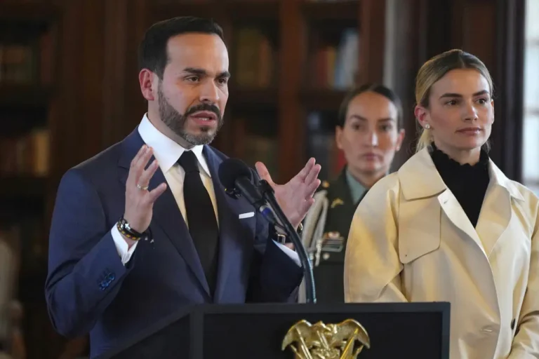 Declara Abelardo de la Espriella emergencia económica en Colombia