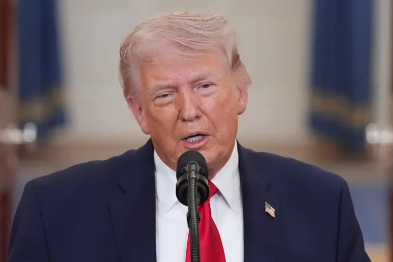Cae la aprobación de Trump al 33 %