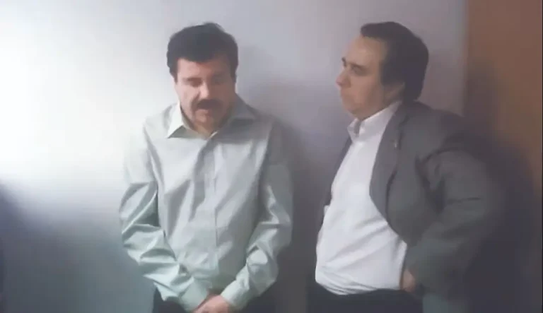 Foto inédita muestra a ‘El Chapo’ bajo interrogatorio de Tomás Zerón