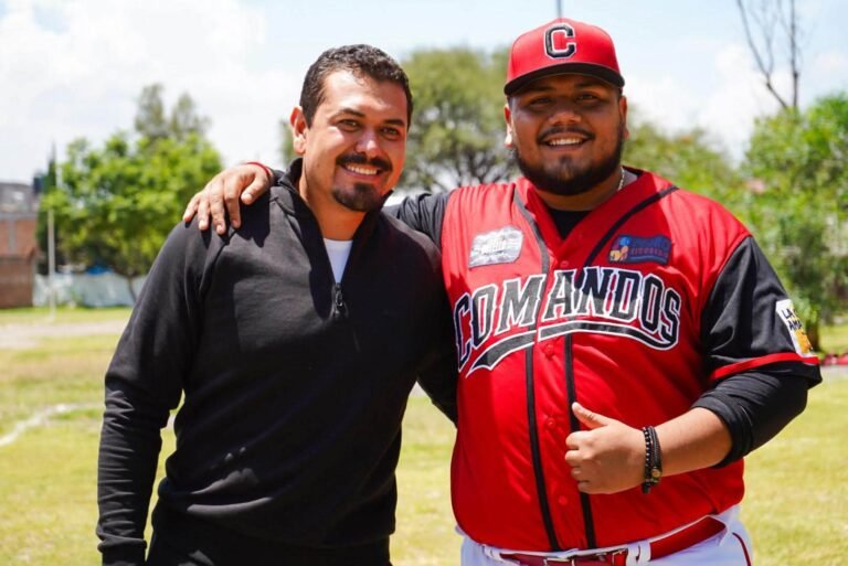 Beto Nava fortalece apoyo al béisbol con entrega de uniformes a los Comandos de Pedro Escobedo