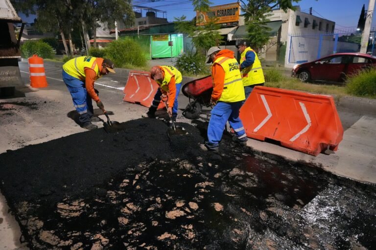 Supervisa Felifer Macías los trabajos de bacheo para reducir afectaciones al tránsito