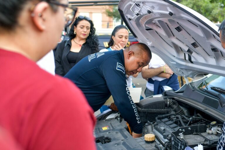 Policías de Corregidora brindan a la ciudadanía conocimientos de mecánica básica