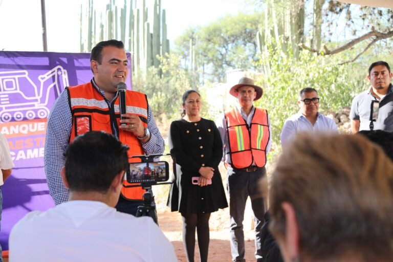 Abandera Gaspar Trueba segunda etapa de obra de calle Del Moral en municipio de Colón