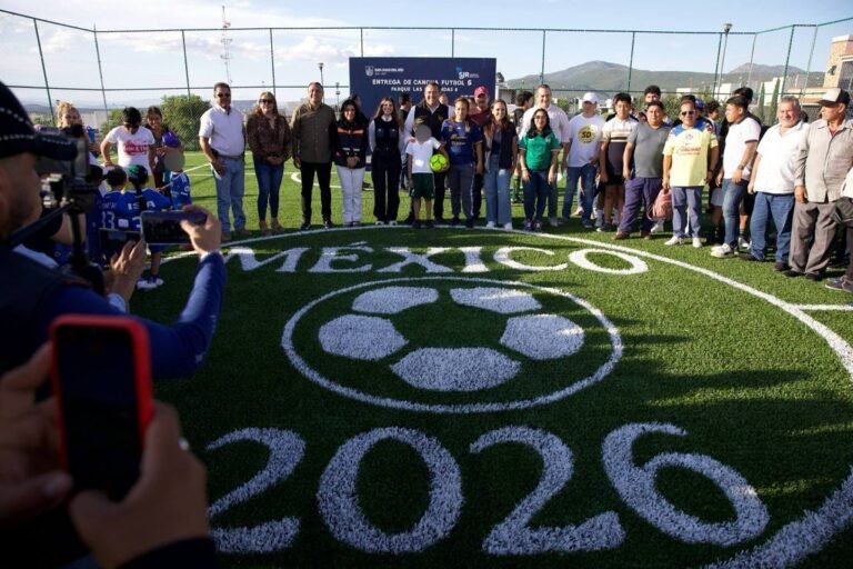 Autoridades municipales, estatales y federales entregan cancha de futbol 5 en el Parque Las Haciendas