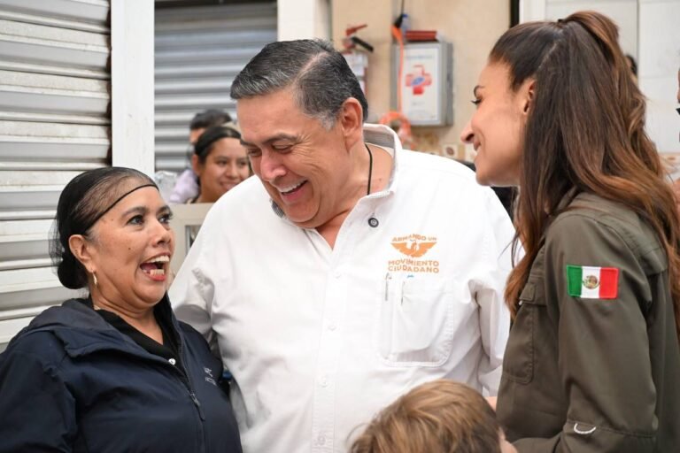 Armando Rivera y Laura Ballesteros dialogan con locatarias y locatarios del Mercado de La Cruz