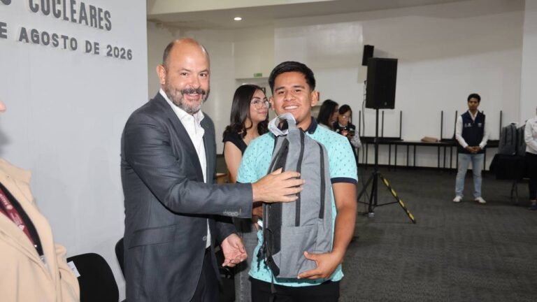 19 beneficiarios del SEDIF reciben procesadores de implante coclear