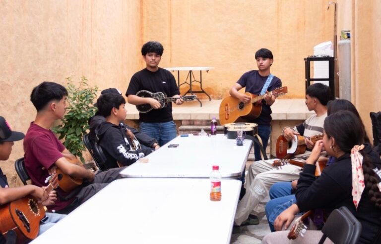 Fortalece SECULT la formación de nuevas generaciones de huapangueros
