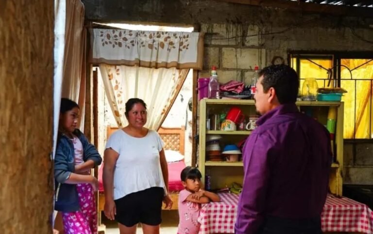 Apoya Beto Nava a familias de Ajuchitlancito tras afectaciones por granizada
