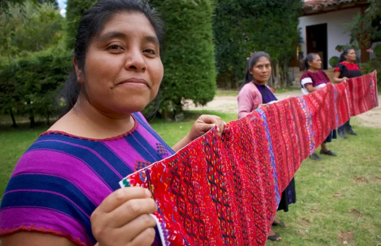 Artesanas tsotsiles crean catálogo para defender sus tejidos de las grandes marcas
